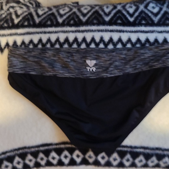 TYR swim bottoms size m - Picture 2 of 3